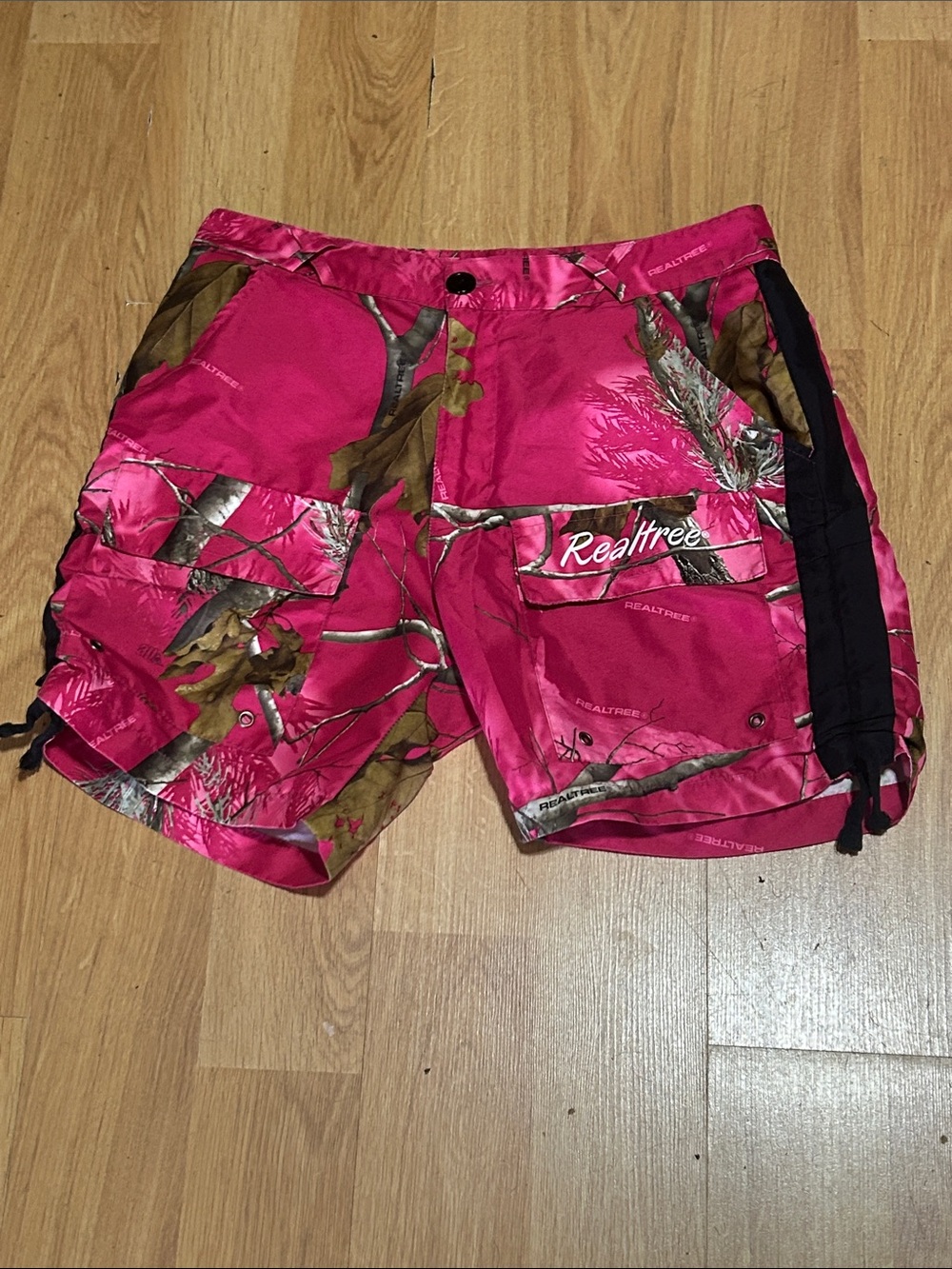 Realtree Men’s Magenta Camo Utility Shorts Large